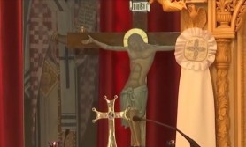 O biserică, ocolită ca prin minune de furia flăcărilor. Preotul a spus că vântul și-a schimbat, miraculos, direcția